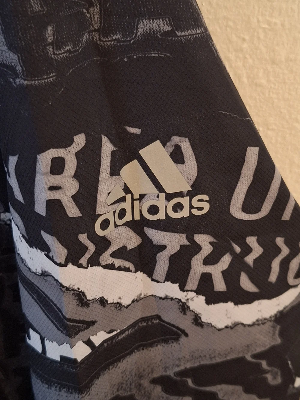 Adidas Own The Run ED9284 Men’s L Graphic Hooded Running Jacket Black Gray